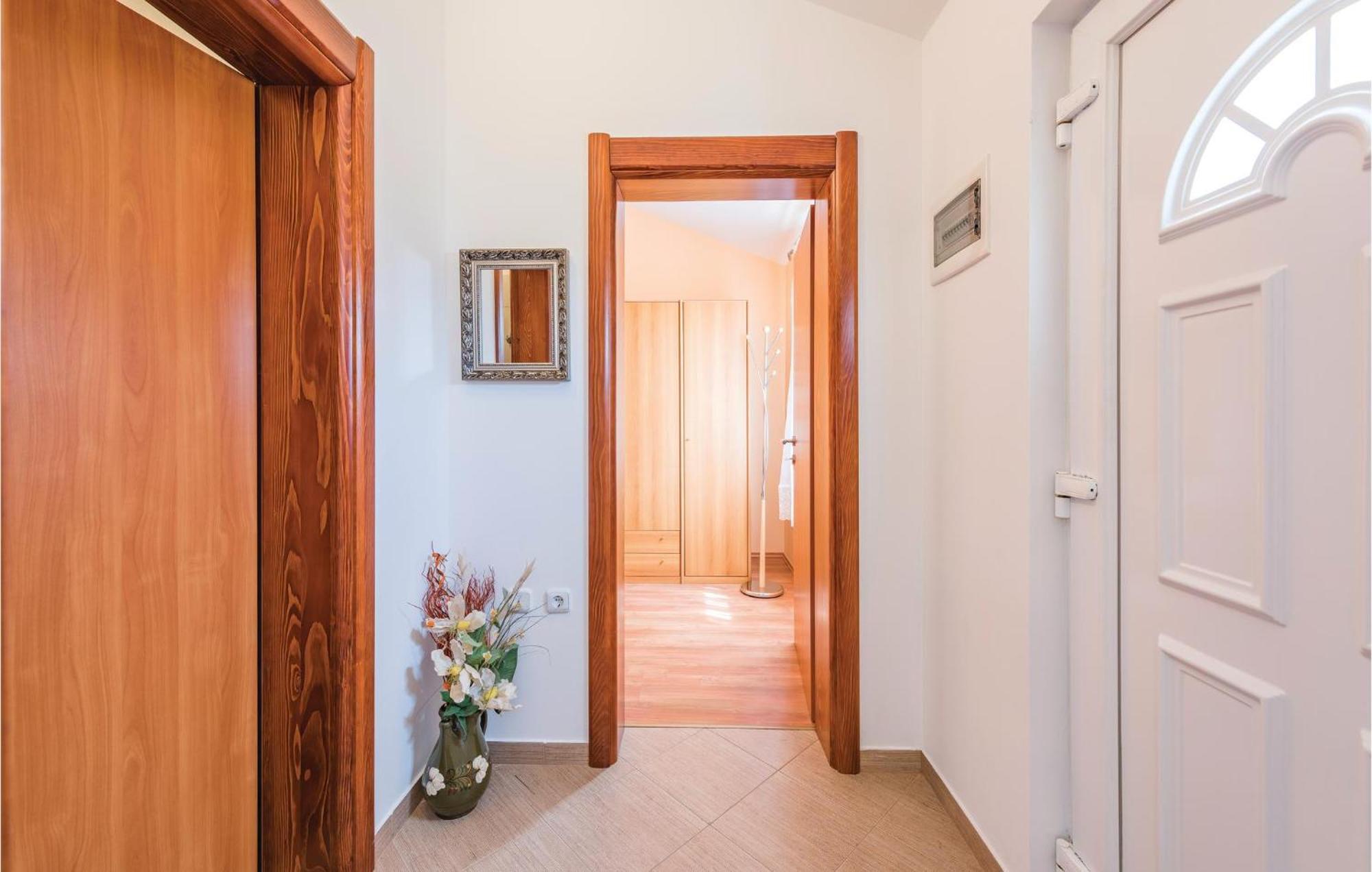 Awesome Home In Zminj With Wifi エクステリア 写真